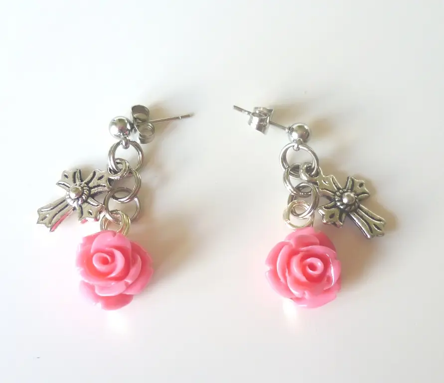 Rvs oorbel roos/kruis d-roze