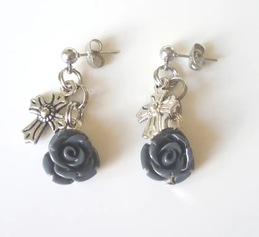 Rvs oorbel roos/kruis grijs